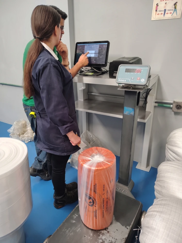 Fábrica de plásticos vista general controlada con ERP